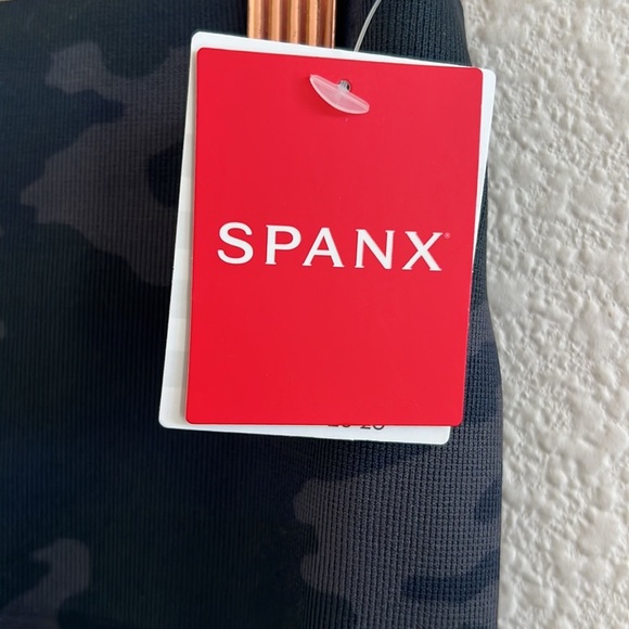 NWT Spanx Look at Me Now Seamless Leggings Black Camo Medium - Picture 10 of 13